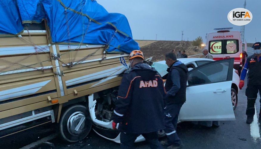 Adıyaman’da Otomobil kamyonete arkadan çarptı: 5 kişi yaralandı