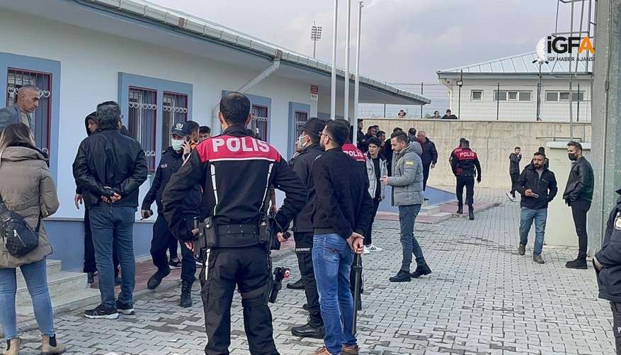 Adıyaman’da amatör futbol maçında kavga Adıyaman’da, amatör küme maçının ardından çıkan kavgaya polis müdahale etti.